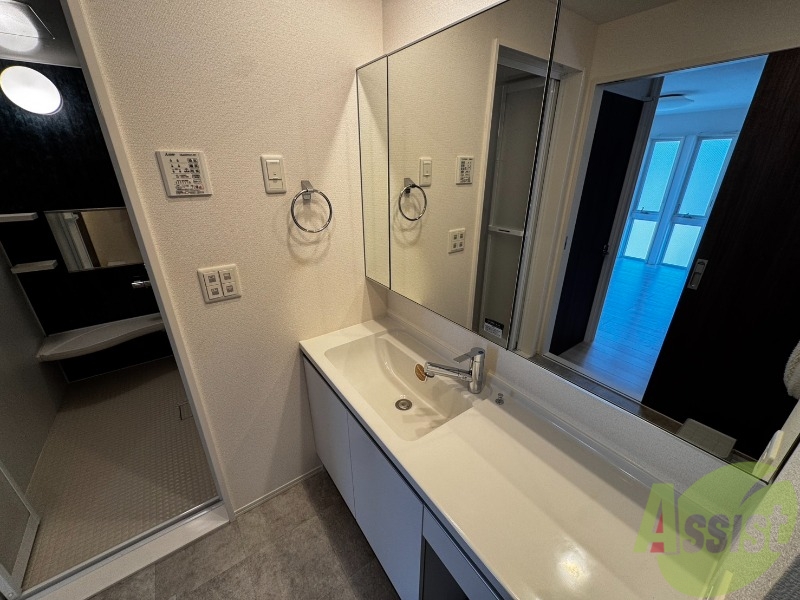 洗面設備　こちらは洗面台になります。大きな鏡があっていいですね。