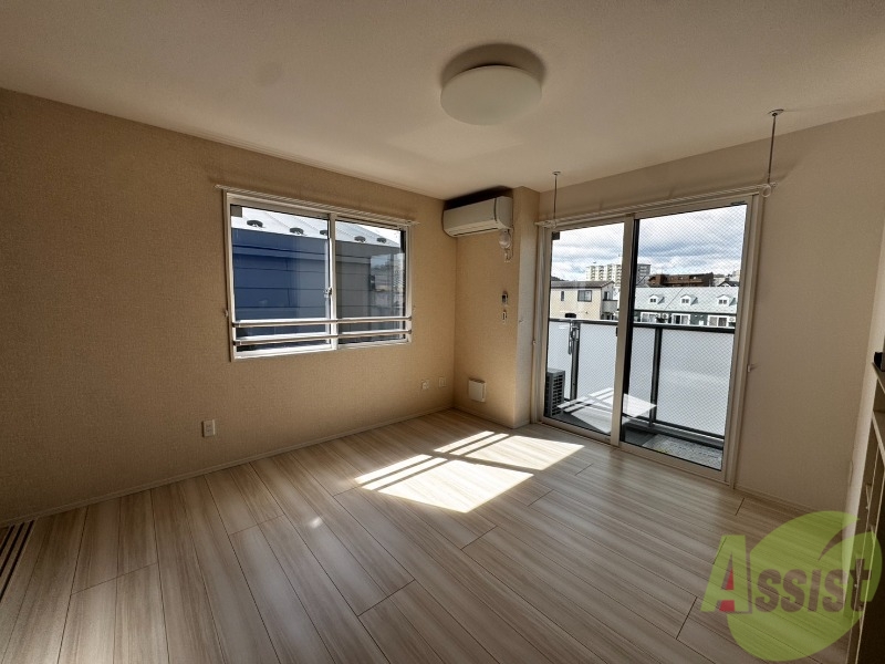 居室・リビング　こちらはリビングです。日差しが差し込んでいて明るいです。