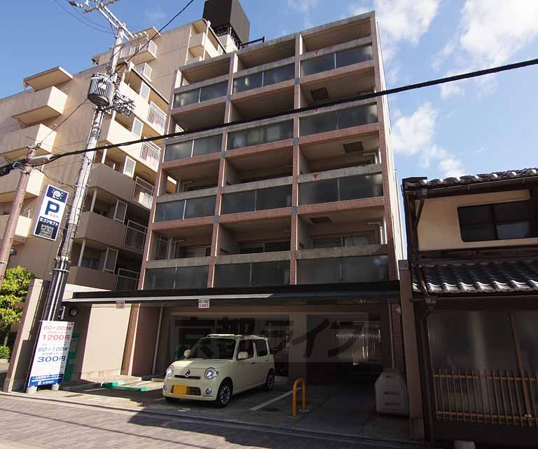建物外観　商店街近くのマンションです。