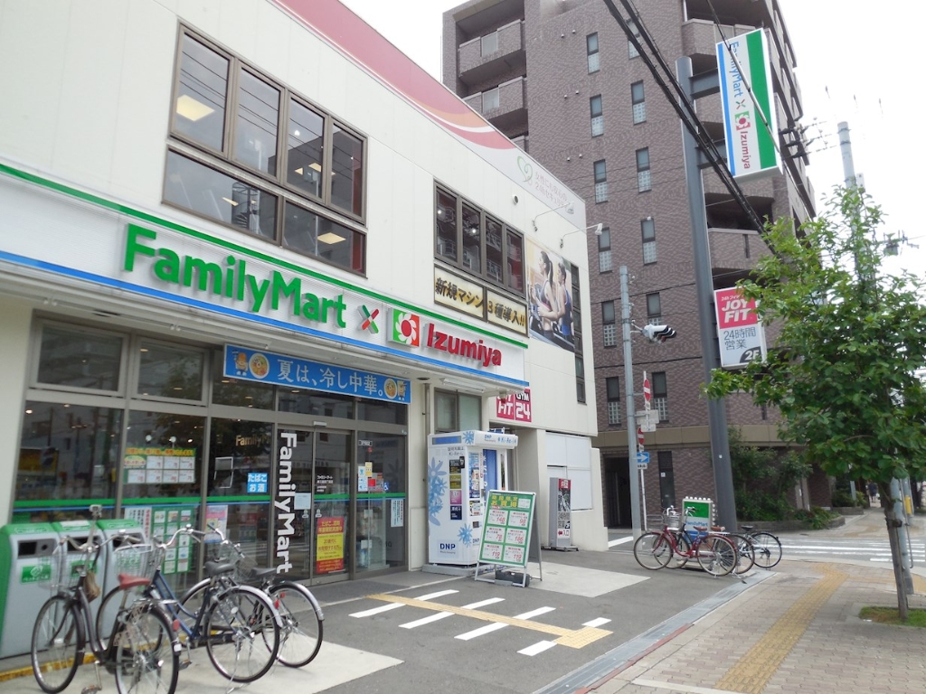 スーパー　ファミリーマート×イズミヤ 東三国四丁目店（スーパー）まで213m