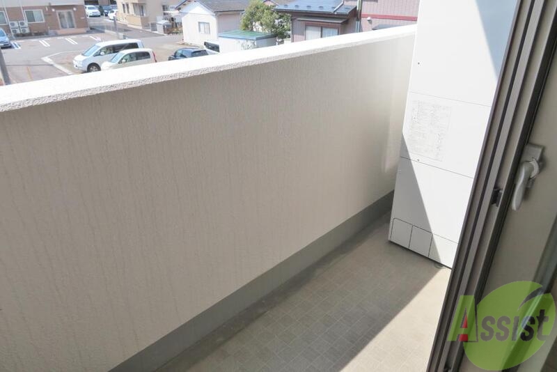 バルコニー　お布団を干しても余裕のある広めのバルコニーとなっております