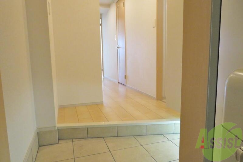 玄関　シューズボックス下に間接照明があり、オシャレですね