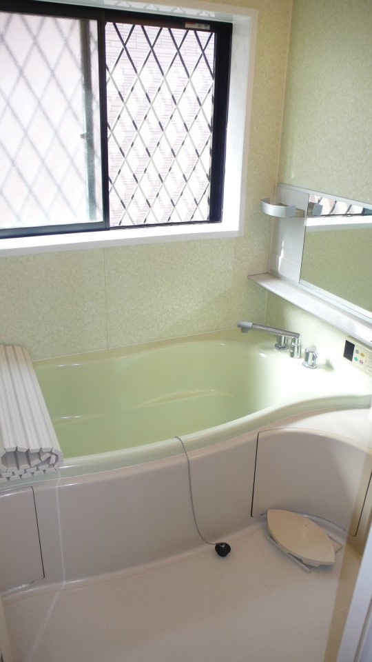 バス・シャワールーム　１坪タイプのお風呂で足をゆったり伸ばして入れますよ