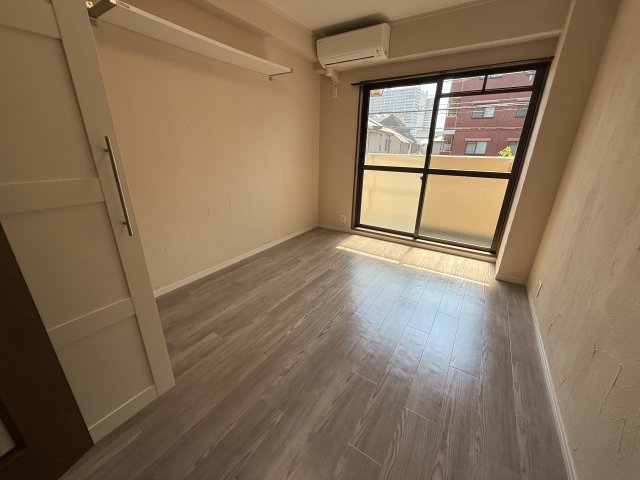 居室・リビング　エアコン付きで快適に過ごせます♪