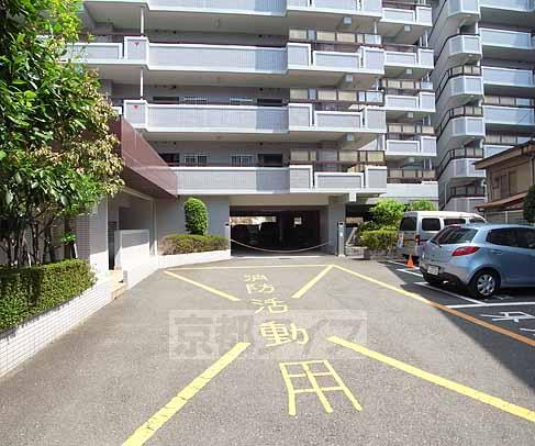 駐車場　駐車場に続く道