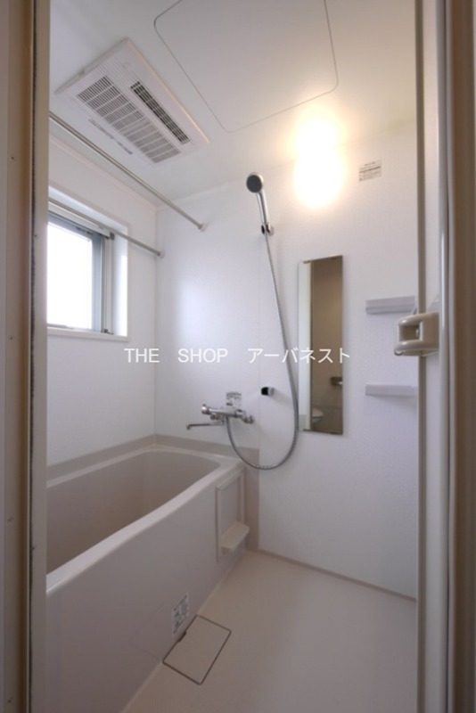 バス・シャワールーム　浴室乾燥機、窓も付いてます。