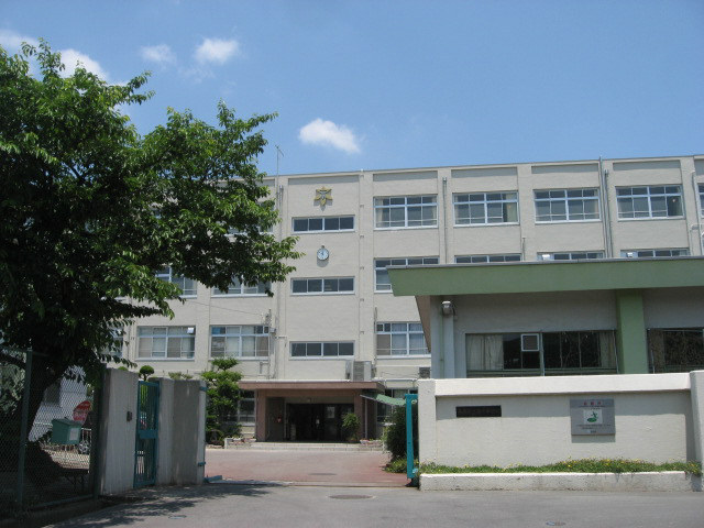 中学校　高槻市立第七中学校（中学校）まで1182m