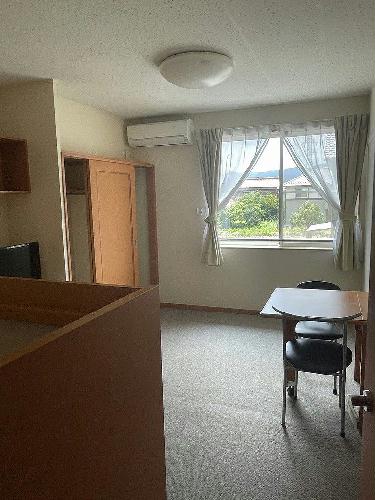 居室・リビング　備品や設備仕様は号室等により異なるため現地をご確認ください。