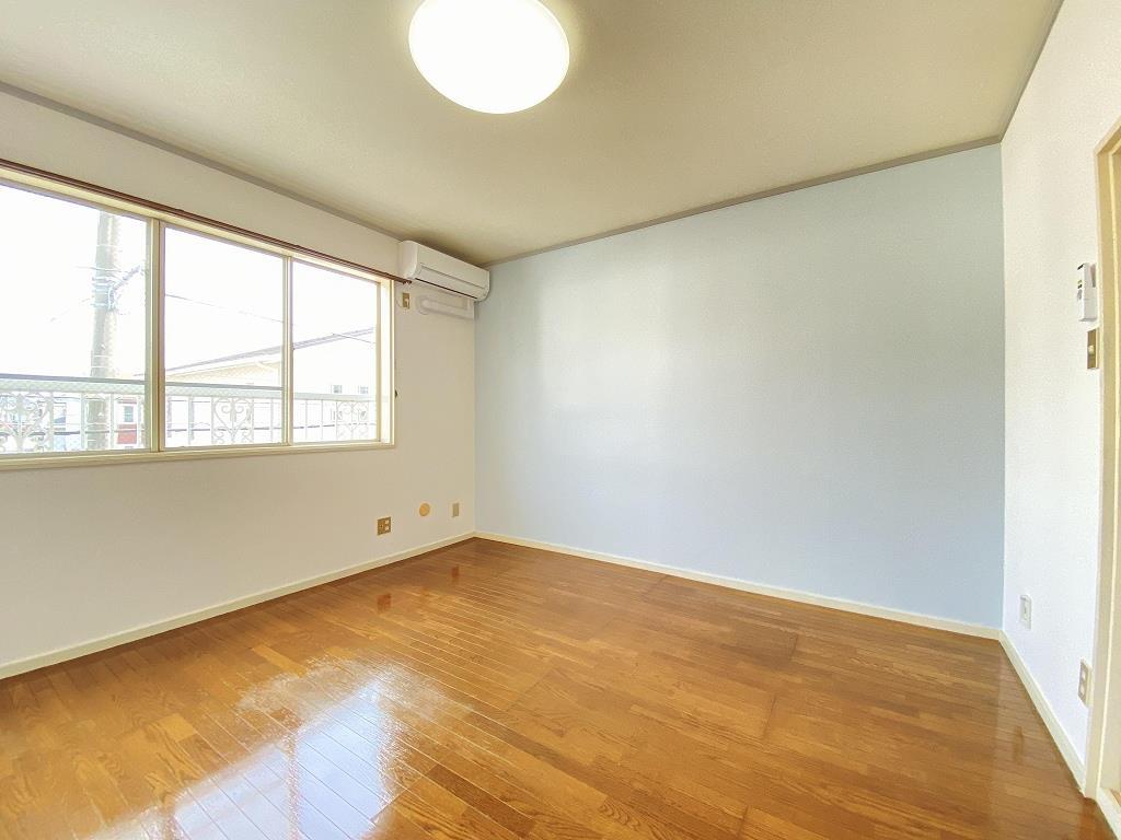 居室・リビング　広々使える8帖洋室♪大きな窓で日当り良好☆