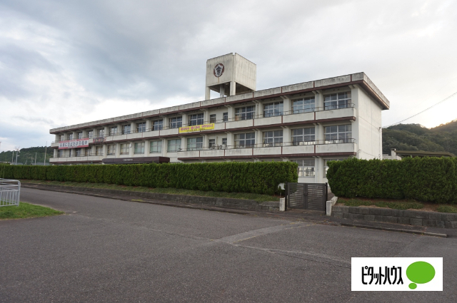 中学校　湖南市立日枝中学校（中学校）まで1884m