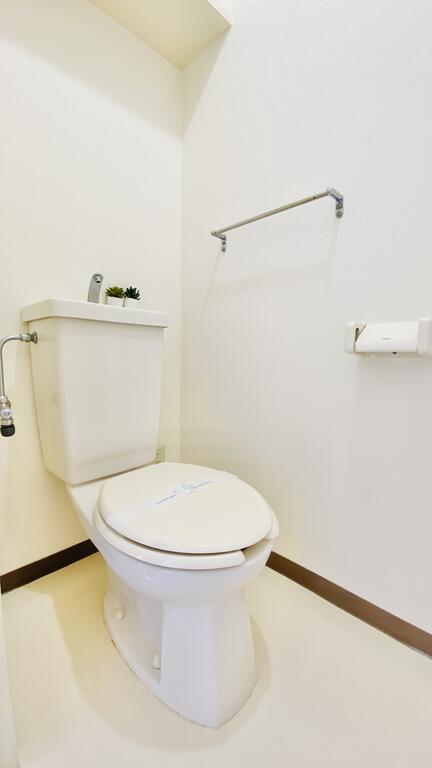トイレ　便利な収納棚付き！