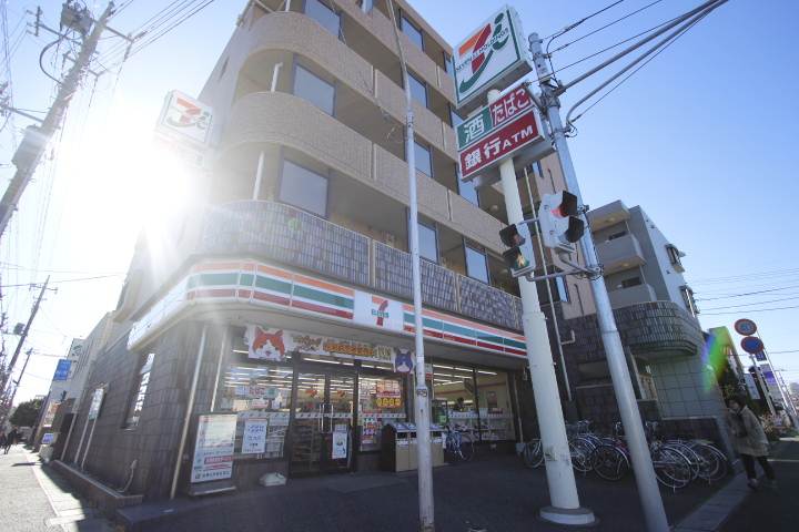 コンビニ　セブンイレブン（コンビニ）まで681m