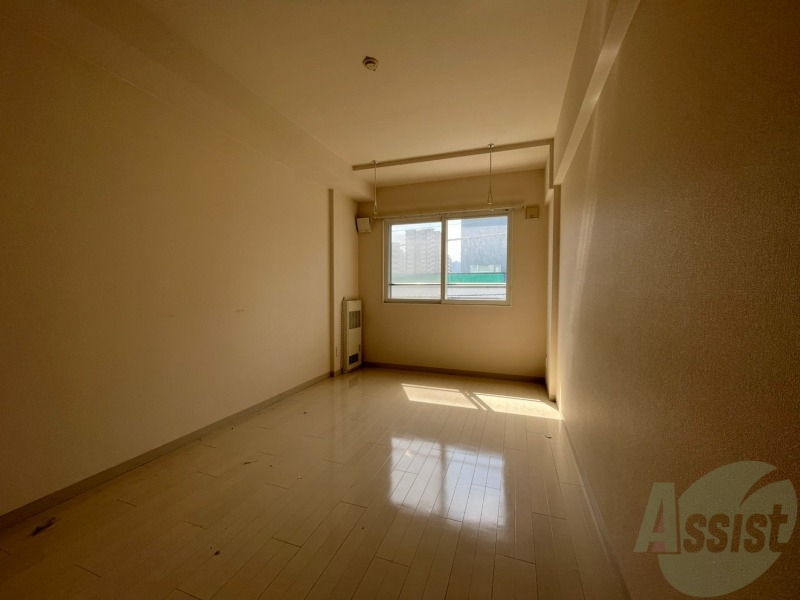 その他部屋・スペース　こちらが寝室です。窓が大きくて明るいですね。