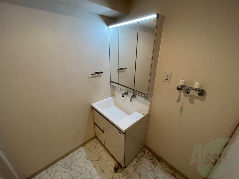 洗面設備　独立洗面台です。大きくてよいですね。シャンプーもできます。