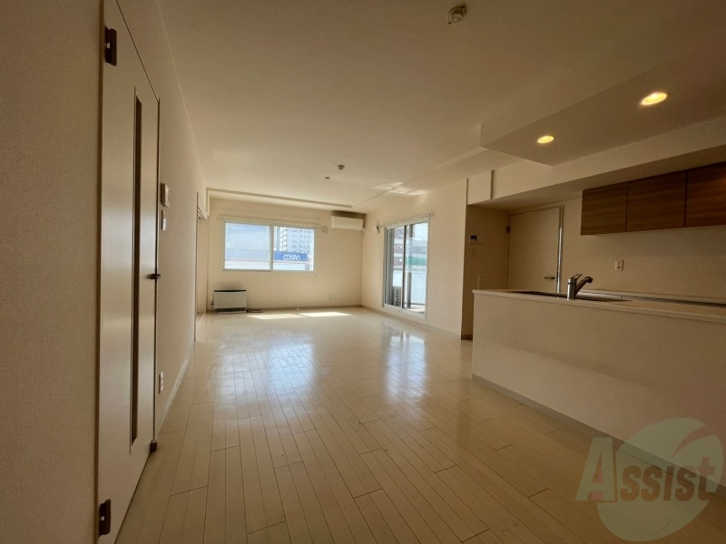 居室・リビング　リビングです。白を基調としていてお部屋全体が明るいですね！