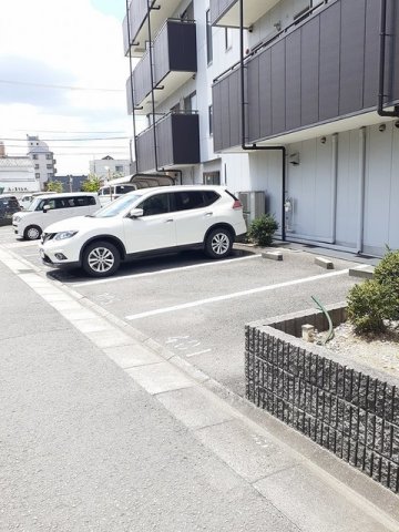 駐車場　車をお持ちの方に嬉しい駐車場付きの物件です