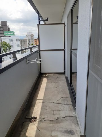 バルコニー　暖かな日差しのふりそそぐバルコニー