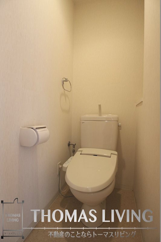 トイレ　温水洗浄便座付きで快適です。