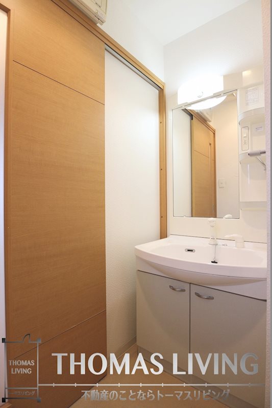 洗面設備　シャワー付きの独立洗面台です。