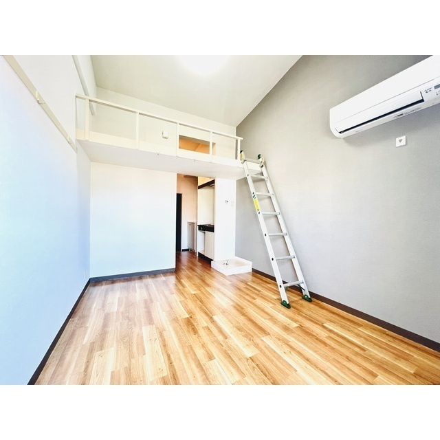 居室・リビング　別部屋参考写真です。ロフトはありません。