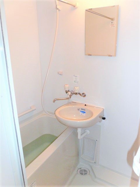 バス・シャワールーム　同タイプ物件の為、形状や間取寸法、色調等が実際とは異なります