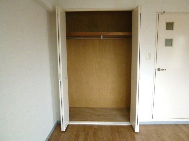 収納　洋室にクローゼットが付いています。