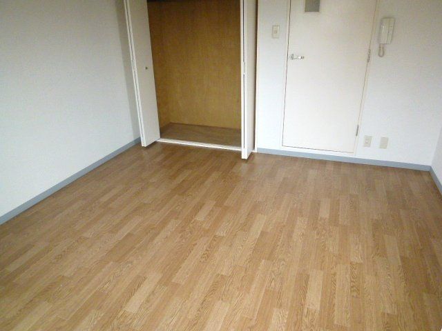 その他部屋・スペース　窓側から見た洋室です。