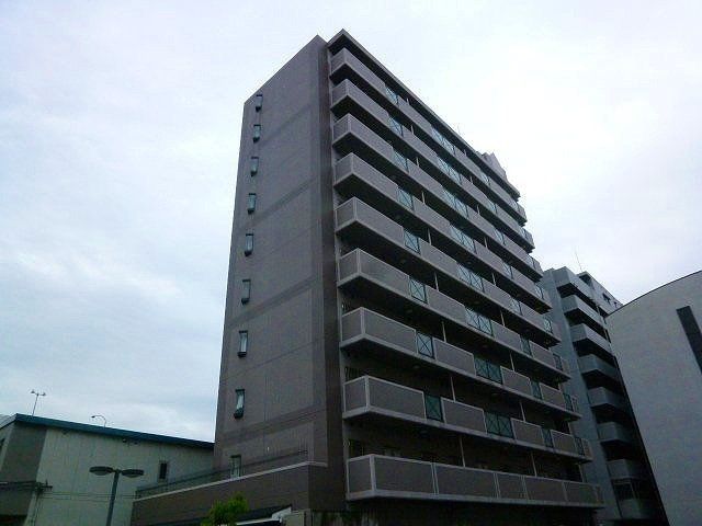 建物外観　重厚な鉄筋コンクリート造の10階建ての建物です。