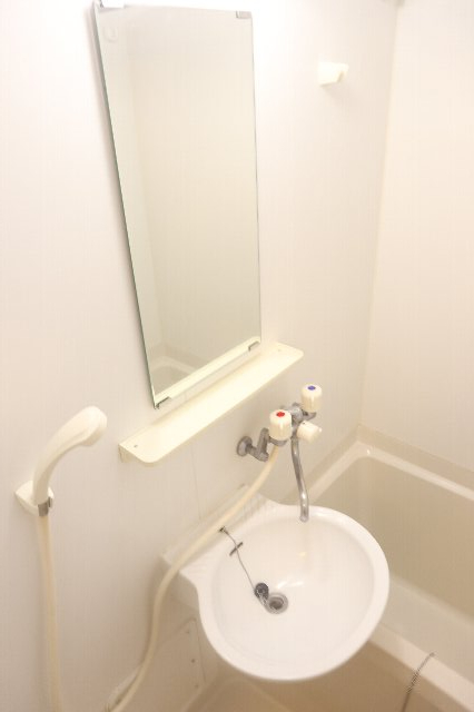 洗面設備　鏡もついてきれいな洗面台です