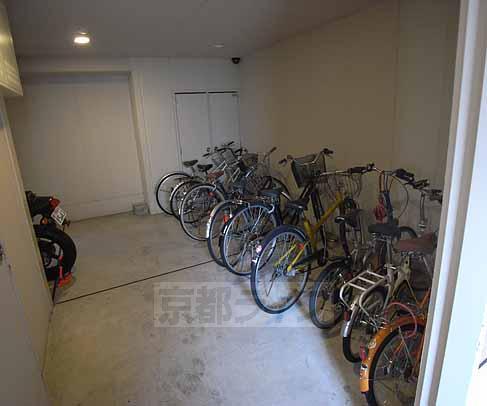 その他共有部分　屋内の駐輪場です。雨風を防げます。