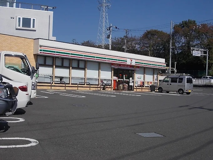 コンビニ　セブンイレブン 秦野落合店（コンビニ）まで358m