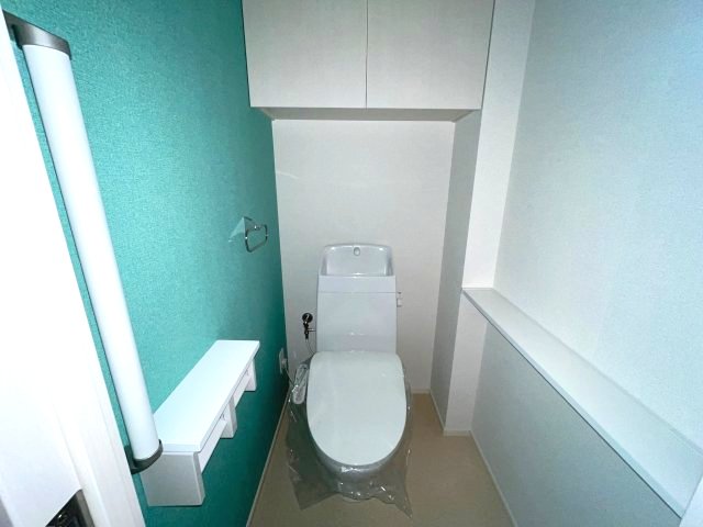 トイレ　写真は、他部屋の反転間取りです。(現況優先)