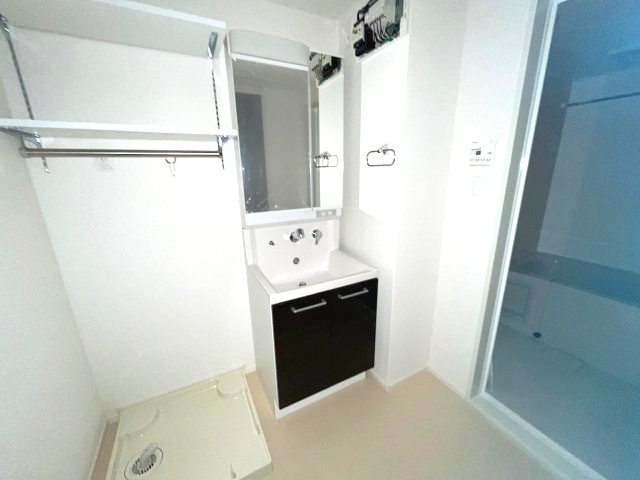 洗面設備　写真は、他部屋の反転間取りです。(現況優先)