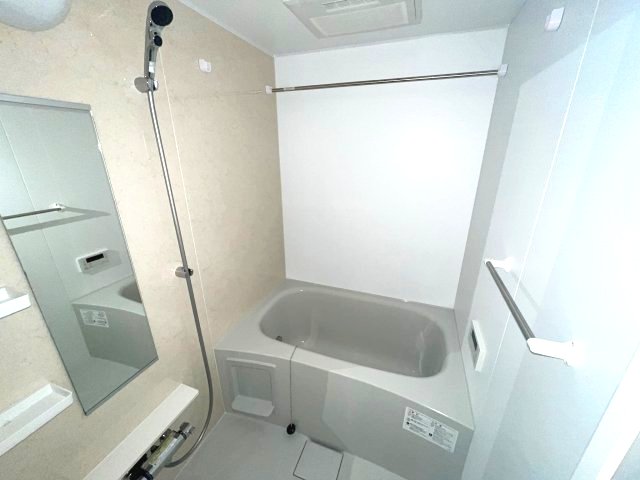 バス・シャワールーム　写真は、他部屋の反転間取りです。(現況優先)