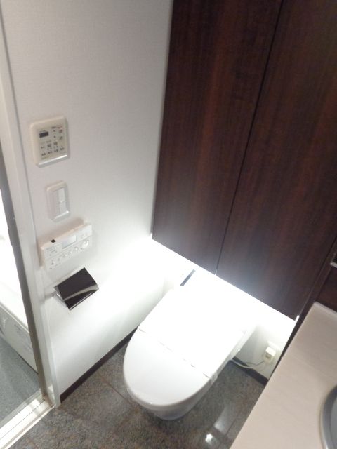 トイレ　温水洗浄便座