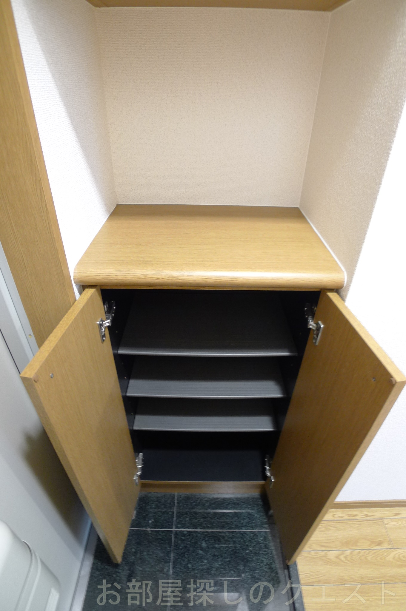 玄関　（写真は同タイプ）