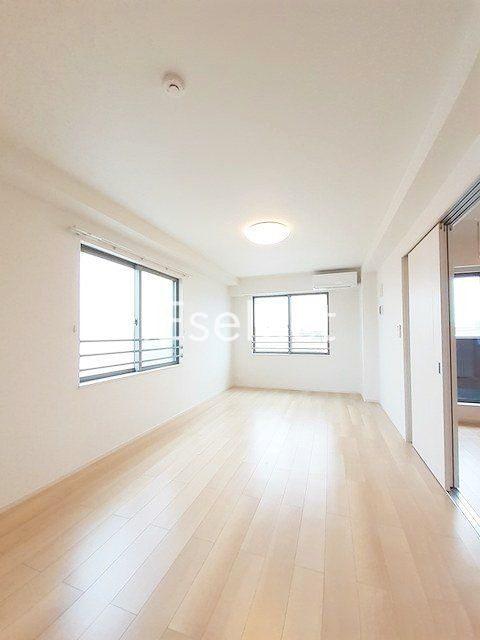 居室・リビング　２面採光で明るいリビングです