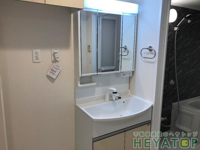 洗面設備　忙しい朝の支度に便利なシャワー付き洗面化粧台