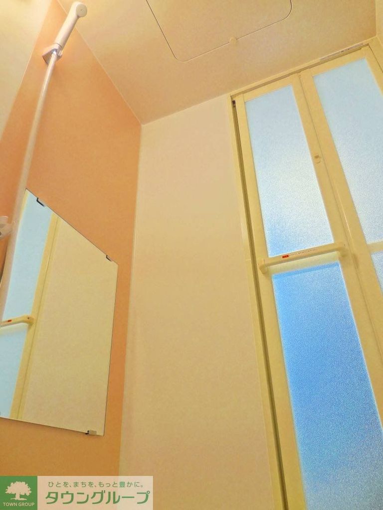 バス・シャワールーム　ピンクのカラーパネルが可愛い浴室は乾燥機付！