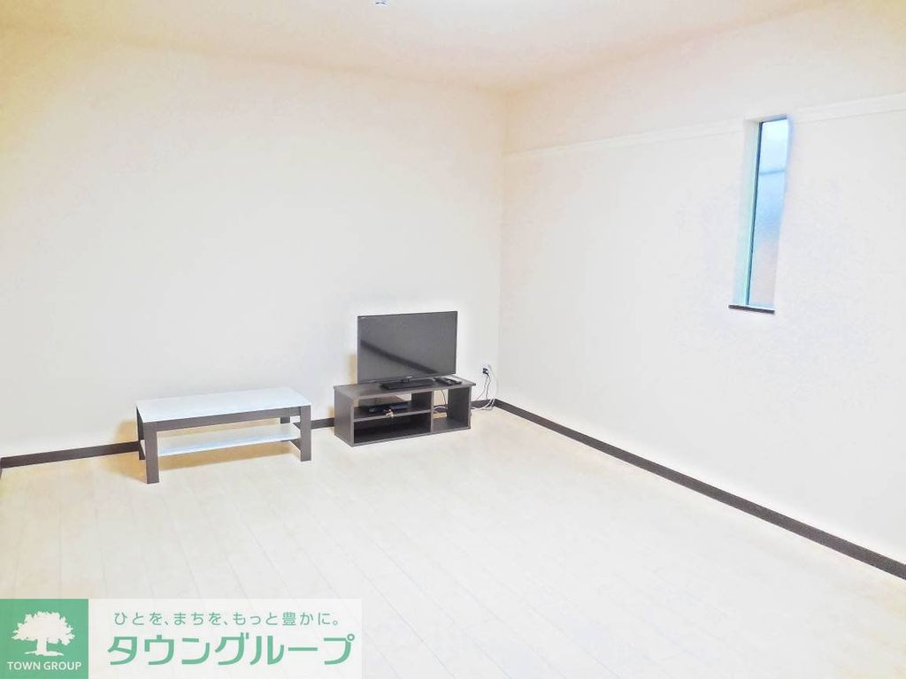 居室・リビング　白×茶を基調としたシックな居室です。