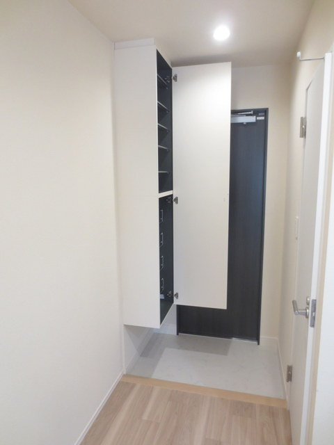 玄関　同間取の別号室の写真になります。