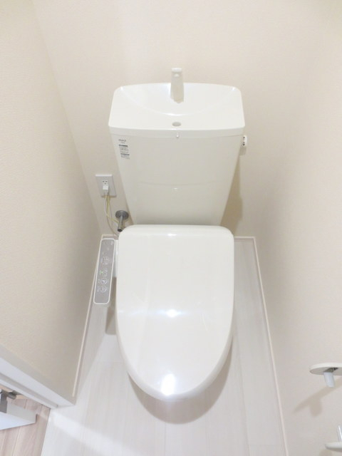 トイレ　同間取の別号室の写真になります。