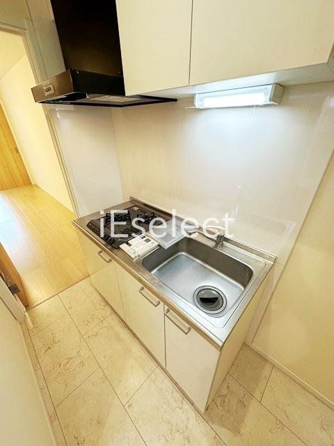 キッチン　２口システムキッチン付き。調理スペースあって料理も楽々♪