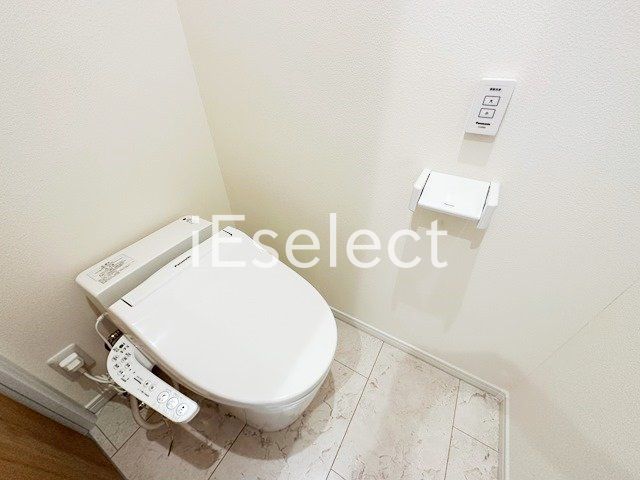 トイレ　温水洗浄便座付きのトイレ