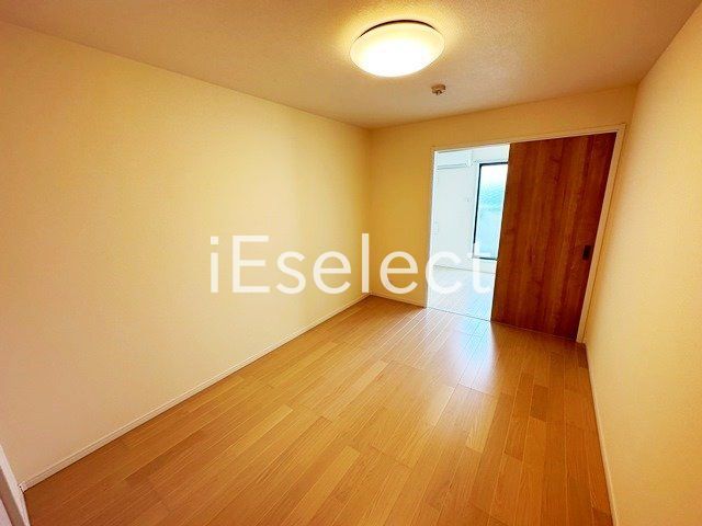 居室・リビング　約７帖の洋室になります