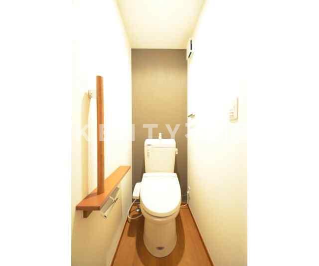 トイレ　落ち着いた色調のトイレです