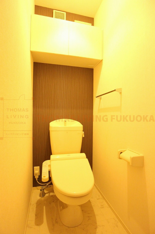 トイレ　扉付き収納でスッキリと見せられます。