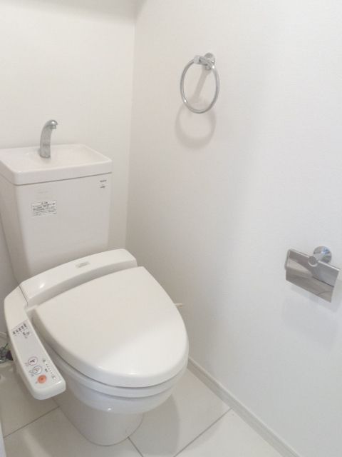 トイレ　温水洗浄便座付きトイレ