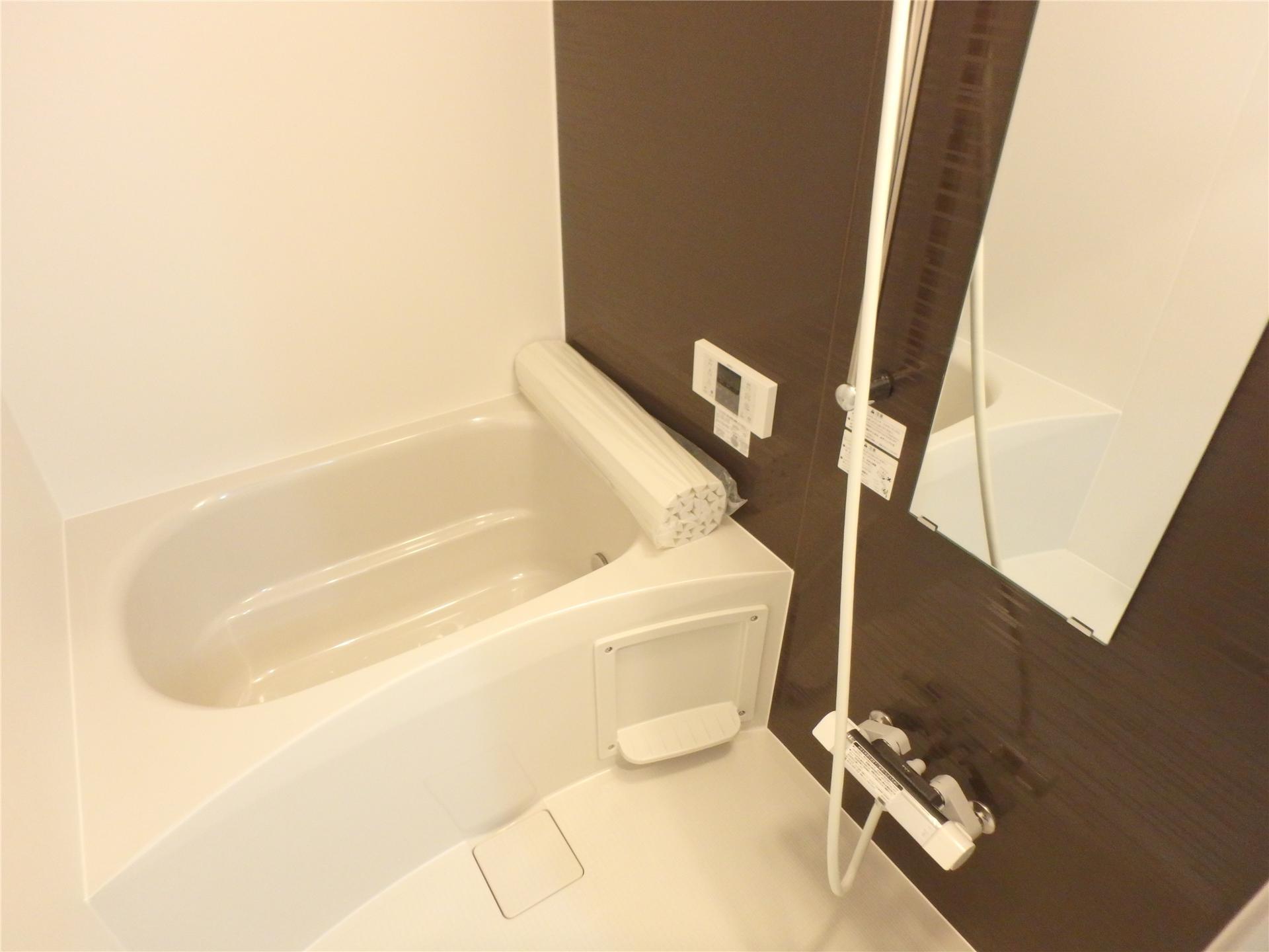 バス・シャワールーム　浴室乾燥機・追い焚き付きのお風呂です