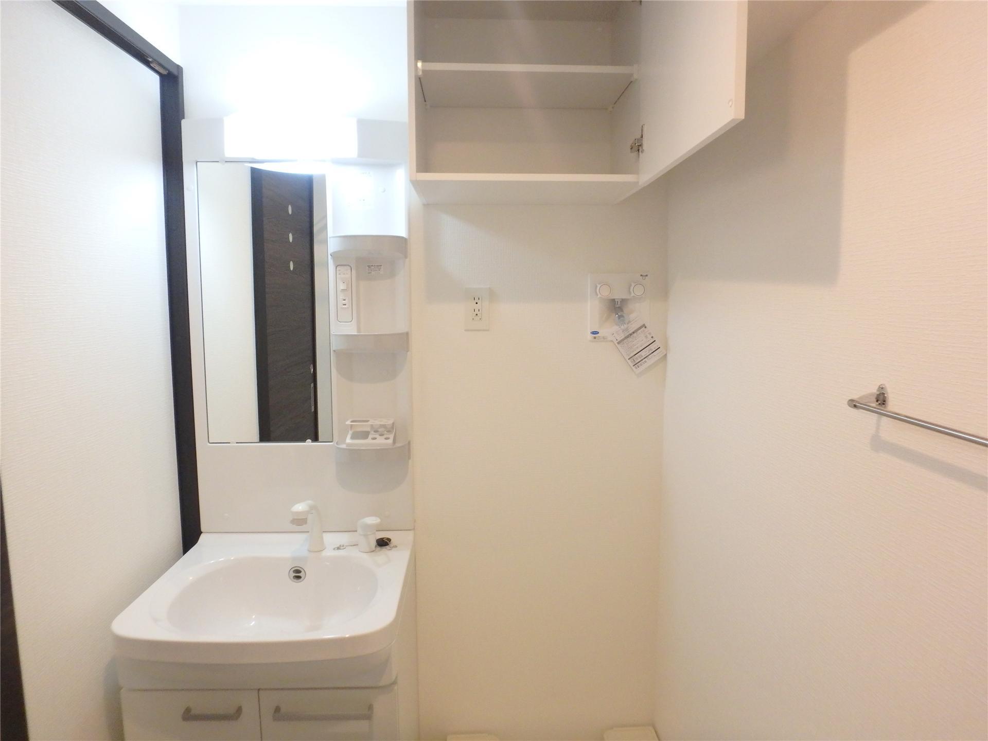 洗面設備　上部にも収納が付いている洗面所です